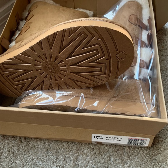 Ugg Bailey Boots - Picture 3 of 3